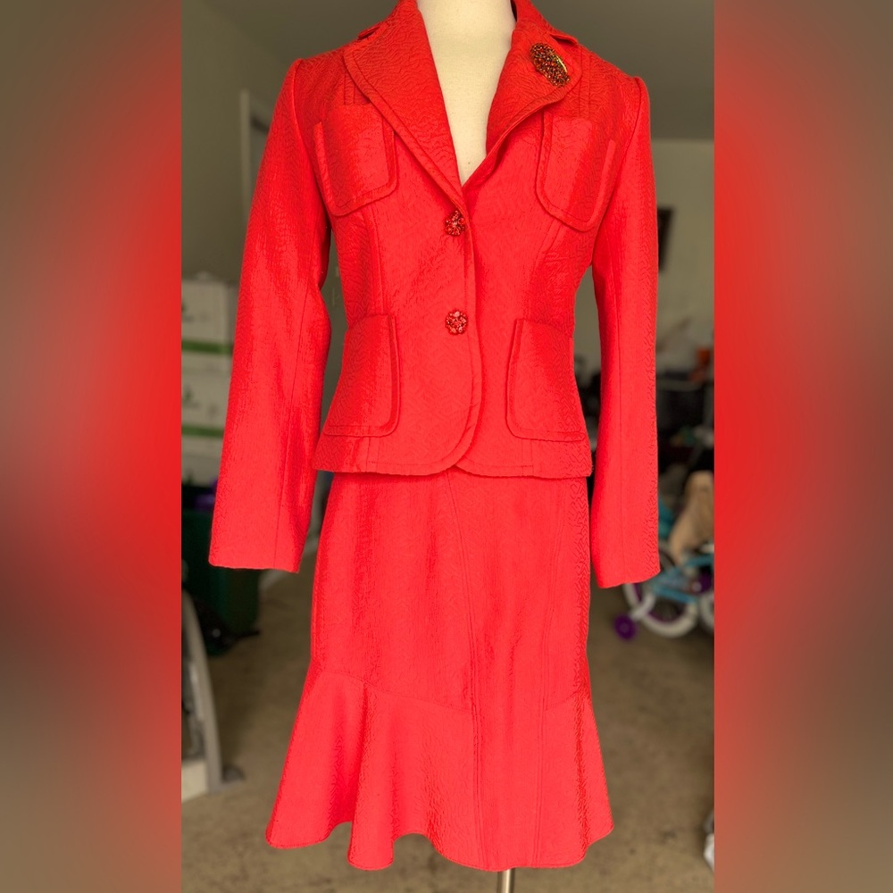 Karami , Women's 2 Button  Diamond Jacquard Skirt Suit and bring a brooches.